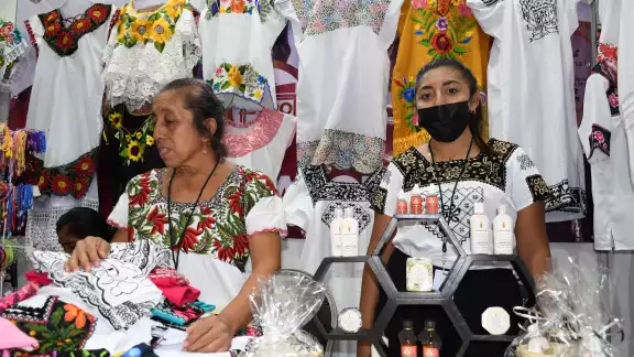 México está infestado de tiendas asiáticas que producen en cantidades industriales y a precios hasta 70 por ciento menores. México está infestado de tiendas asiáticas que producen en cantidades industriales y a precios hasta 70 por ciento menores.
