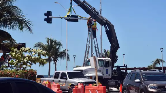 En total colocarán 48 semáforos preventivos y señaléticas en diferentes cruces a partir de la terminal del Tren Maya, en el periférico, hasta el paradero sobre el malecón. En total colocarán 48 semáforos preventivos y señaléticas en diferentes cruces a partir de la terminal del Tren Maya, en el periférico, hasta el paradero sobre el malecón.