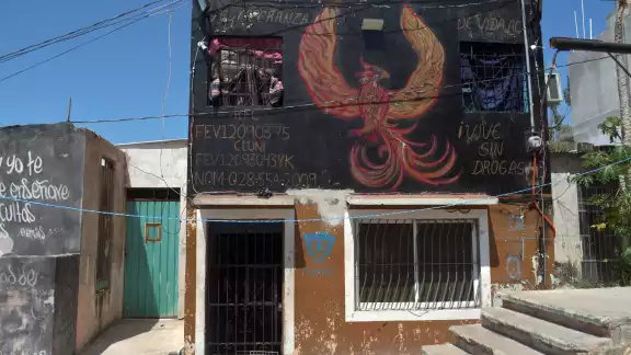 Son pocas las casas de rehabilitación que están al día con sus licencias y permisos. Las quejas más recurrentes son por maltrato a los internos