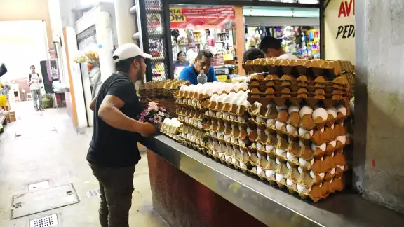 Recomiendan a los consumidores comprar solo lo que necesitan para que no suba de nuevo de precio