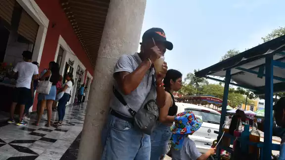 Autoridades piden a ciudadanos hidratarse