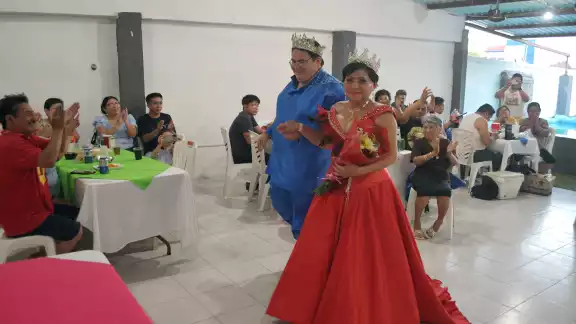 La familia Pérez Martínez y amigos rescatan tradiciones.