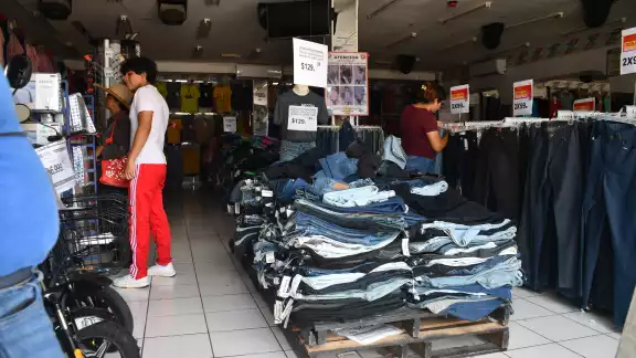 La guerra comercial entre Estados Unidos y China se reflejaría en cancelaciones de pedidos o aumento de costos en empresas multinacionales.