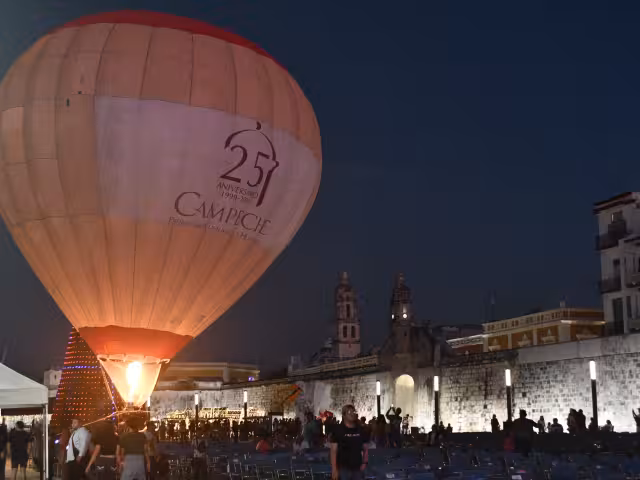 Se develó una placa en el Parque de las Banderas, y en la Plaza de la República elevaron globos aerostáticos, drones y fuegos artificiales.