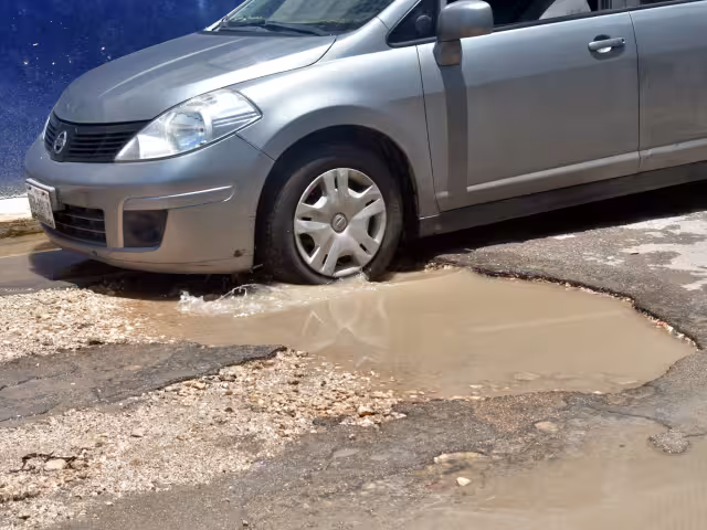 Las calles de las colonias de la capital parecen auténticas zonas de guerra, debido a los enormes y profundos hoyancos que cubren gran parte de la vialidad.