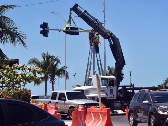 En total colocarán 48 semáforos preventivos y señaléticas en diferentes cruces a partir de la terminal del Tren Maya, en el periférico, hasta el paradero sobre el malecón.