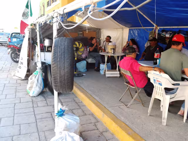 Comuna juega con ex trabajadores