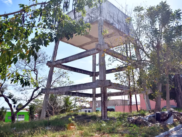 Vecinos exigen su demolición y la construcción de un parque infantil.