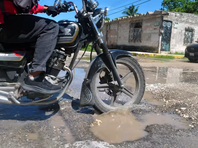 Repartidores exigen bacheo urgente ante accidentes diarios en la capital
