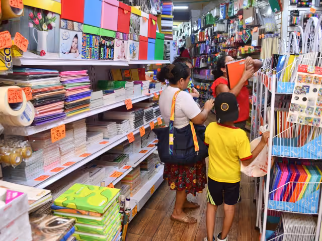 El fin de semana papelerías estuvieron al tope