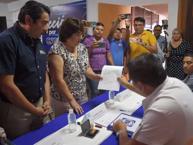 La exdiputada federal y local consideró que hay que dejar de ser satélites de otros partidos para recuperar la dignidad panista.