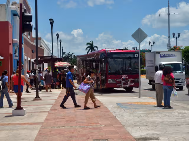Usuarios enfrentan largas esperas por deficiencias en transporte Ko’ox
