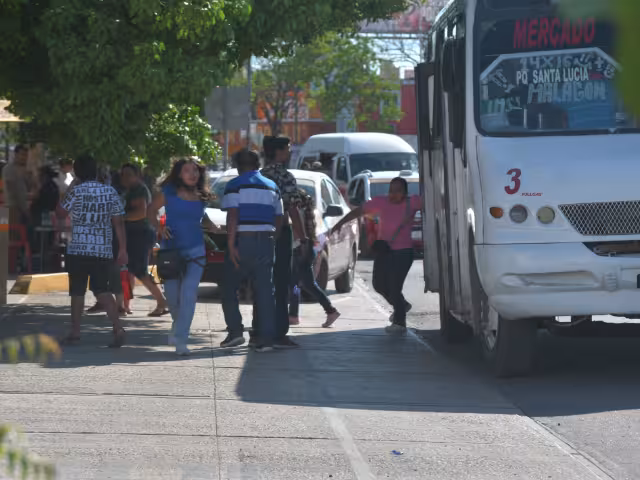Se castigará por estacionarse en áreas delimitadas para ascenso y descenso de pasajeros.