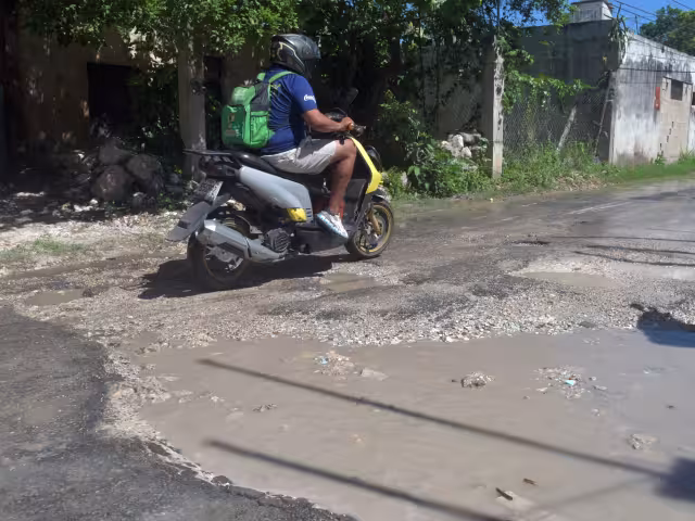 Motociclistas sufren daños por calles en mal estado en Campeche