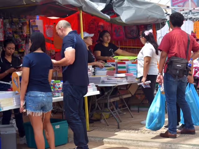 Comerciantes participan en la Feria de Regreso a Clases