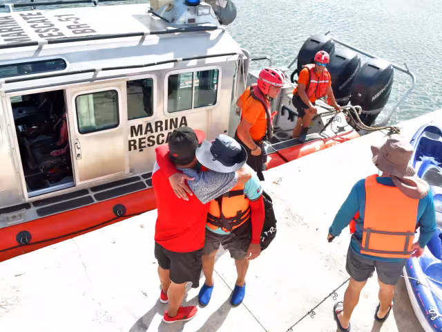 Ambos llevaban puestos sus chalecos de sobrevivencia