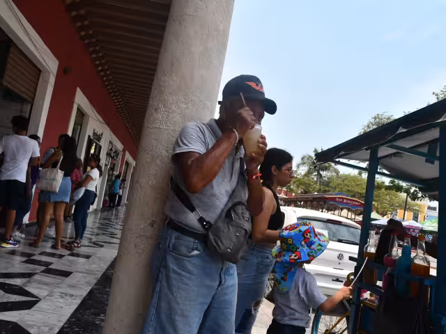 Autoridades piden a ciudadanos hidratarse