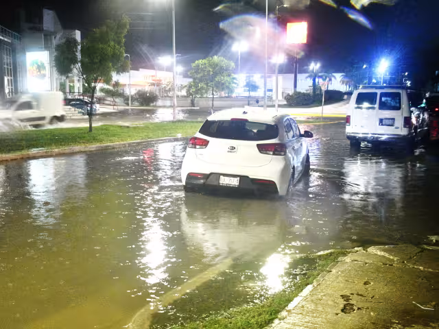 Una de las vías afectadas es la de Concordia, donde automovilistas se montaron sobre camellones