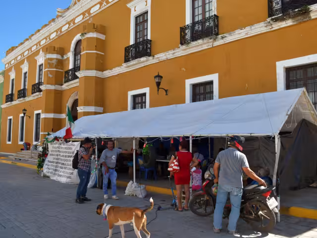 Extrabajadores del Ayuntamiento de Campeche protestan desde hace más de 100 días por despidos injustificados.