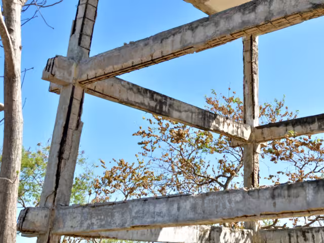 Vecinos de Colonial Campeche exigen la demolición de un tanque elevado deteriorado.