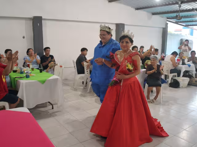 La familia Pérez Martínez y amigos rescatan tradiciones.