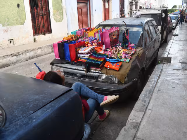 Muchos de los que se dedican a la informalidad son profesionistas que no logran colocarse en un puesto