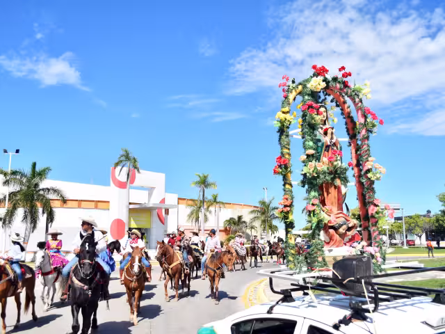 Charros y escaramuzas montados en caballos, así como feligreses con sus huipiles desfilaron, mientras realizaban oraciones, cánticos y alabanzas