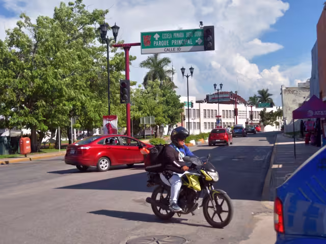 Una falla en la red de la CFE dejó sin electricidad a los 13 municipios de Campeche.