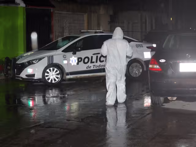 A una de las víctimas la ejecutaron dentro de su auto