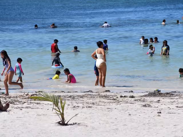 Visitantes de Tabasco, Veracruz y del centro del país, así como extranjeros han disfrutado del mar.