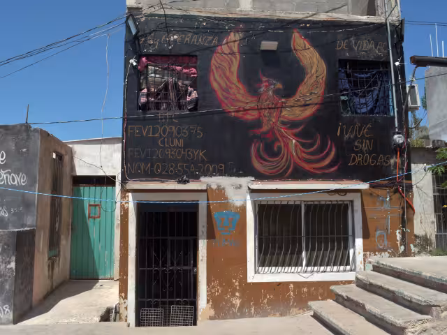 Son pocas las casas de rehabilitación que están al día con sus licencias y permisos. Las quejas más recurrentes son por maltrato a los internos