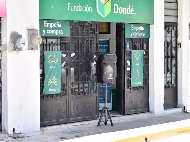 No se deben exceder los 55 decibeles de 6:00 horas a 22:00 horas, y de 10:00 pm a 6:00 am, es posible hasta 50 decibeles