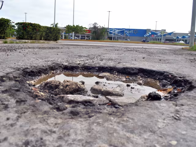 Los huecos son un factor de que se dañen los vehículos, al caer su peso en movimiento. (