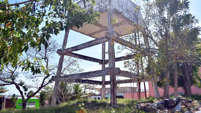 Vecinos exigen su demolición y la construcción de un parque infantil.