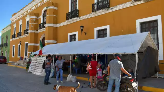 Extrabajadores del Ayuntamiento de Campeche protestan desde hace más de 100 días por despidos injustificados.