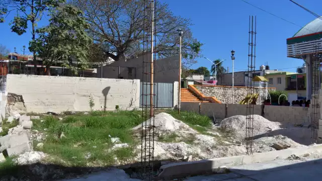 La obra que se realizaba en la escuela fue suspendida por el Ayuntamiento que se negó a dar permisos