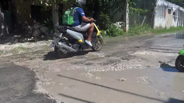 Motociclistas sufren daños por calles en mal estado en Campeche
