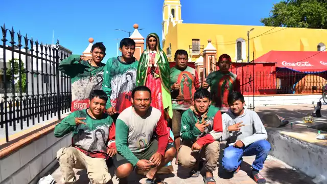 Muchos llegan cargados con promesas cumplidas; otros con oraciones.