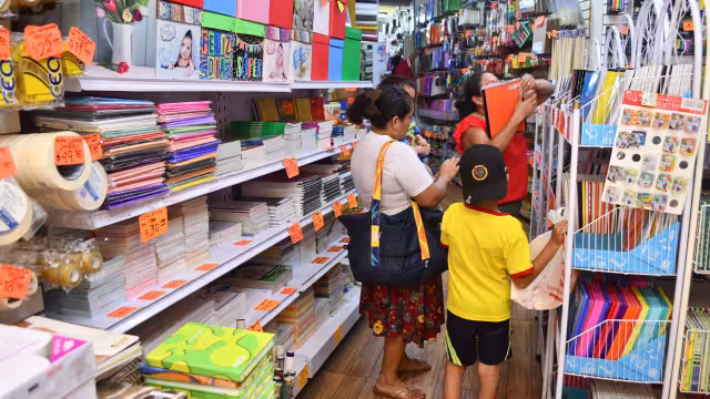 El fin de semana papelerías estuvieron al tope