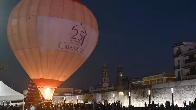Se develó una placa en el Parque de las Banderas, y en la Plaza de la República elevaron globos aerostáticos, drones y fuegos artificiales.
