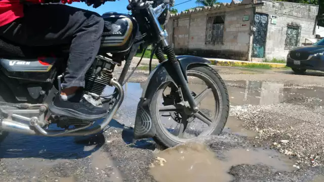 Repartidores exigen bacheo urgente ante accidentes diarios en la capital