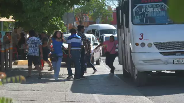 Se castigará por estacionarse en áreas delimitadas para ascenso y descenso de pasajeros.