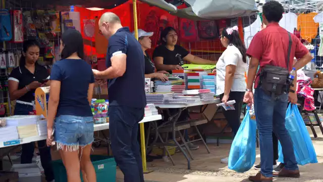 Comerciantes participan en la Feria de Regreso a Clases
