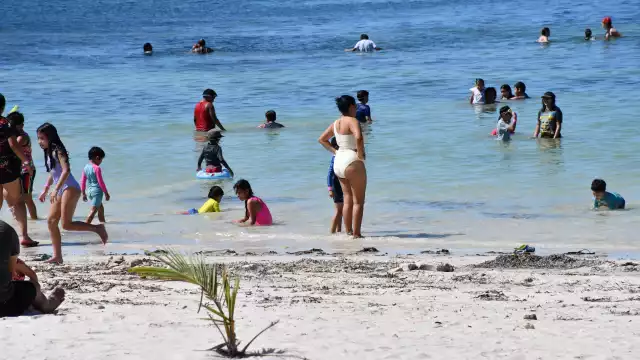 Visitantes de Tabasco, Veracruz y del centro del país, así como extranjeros han disfrutado del mar.