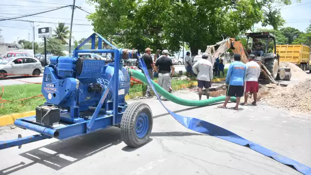En varias partes de la ciudad hacen reparación de tuberías o válvulas.