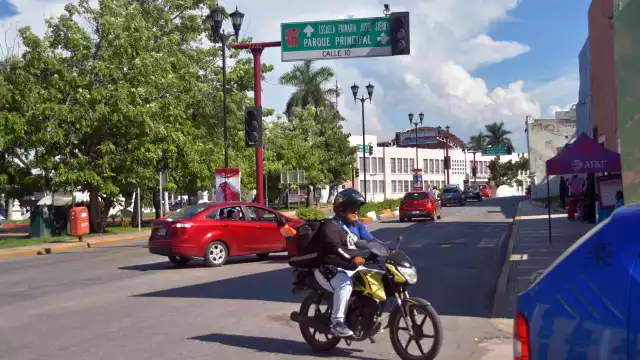 Una falla en la red de la CFE dejó sin electricidad a los 13 municipios de Campeche.