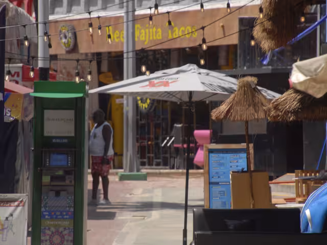 Trabajadores del sector turístico y comerciantes, afectados por la temporada baja