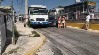 Choque entre camión urbano y auto particular bloquea la Avenida Gobernadores, en Campeche 