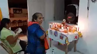 Familias recuerdan sus pequeños Pixanitos con rezos y platos de comida