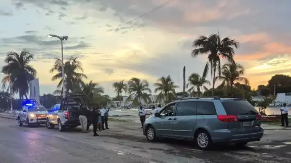 La camioneta asegurada es una Toyota Sienna color azul, con placas de Campeche. La camioneta asegurada es una Toyota Sienna color azul, con placas de Campeche.